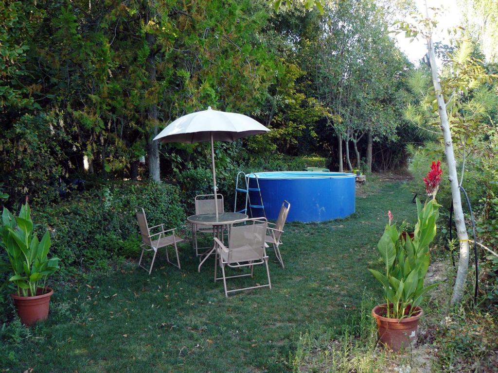 A garden outside Casa Rural Torre De Campos