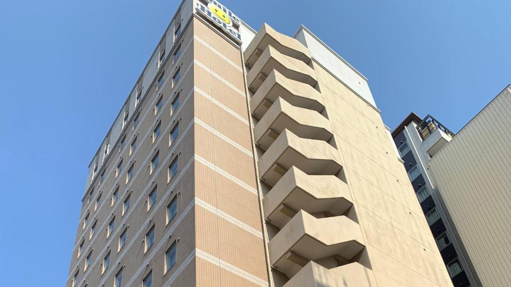 名古屋市にあるスマイルホテル名古屋栄 の看板が横に建つ高層ビル