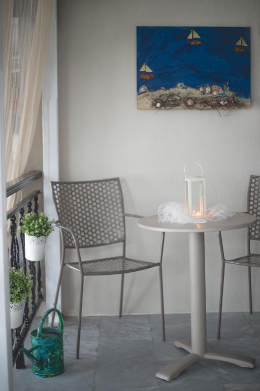 A seating area at Maistrali Pension