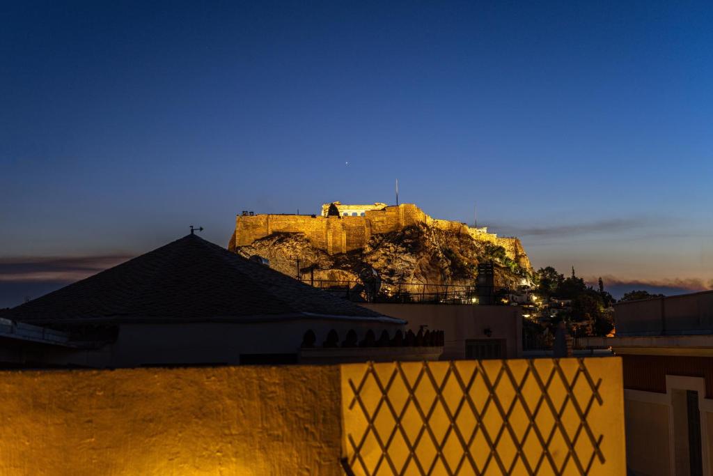 een kasteel op de top van een berg bij Karma Athens in Athene