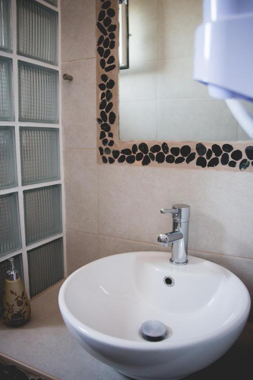 A bathroom at Maistrali Pension