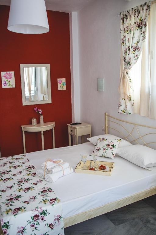 A bed or beds in a room at Maistrali Pension