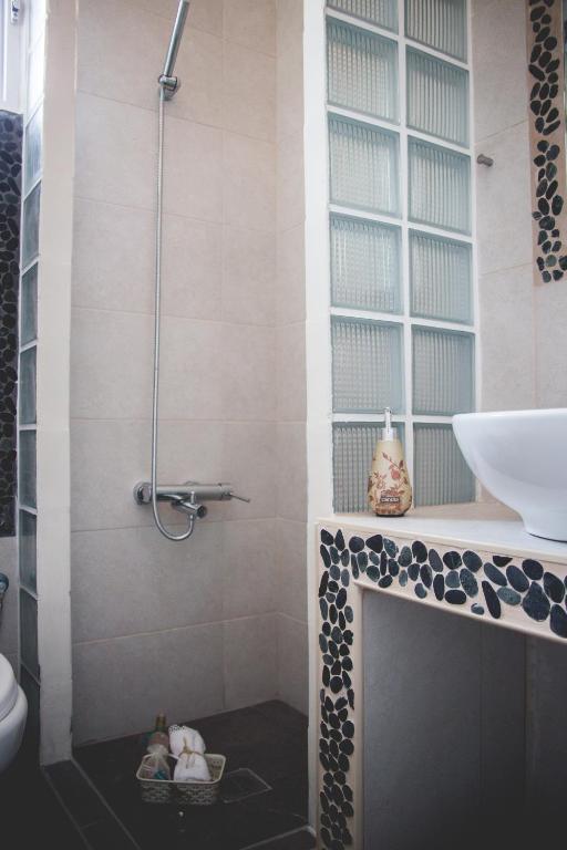 A bathroom at Maistrali Pension