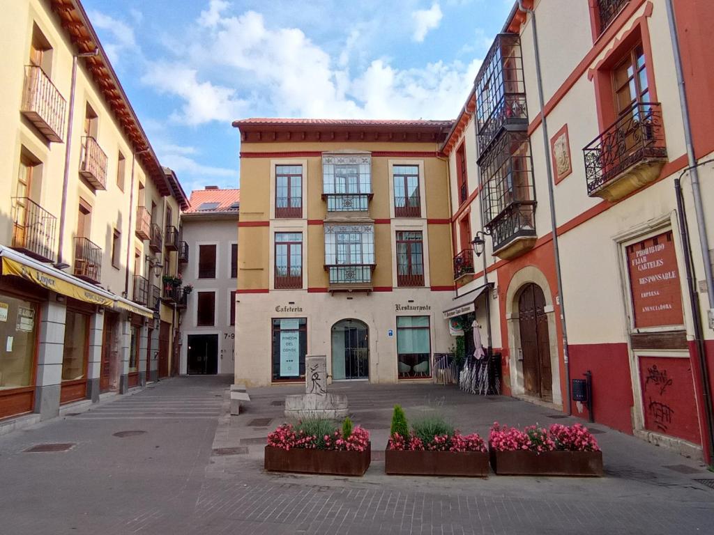 una strada vuota in una città con edifici di Hotel Rincón del Conde a León