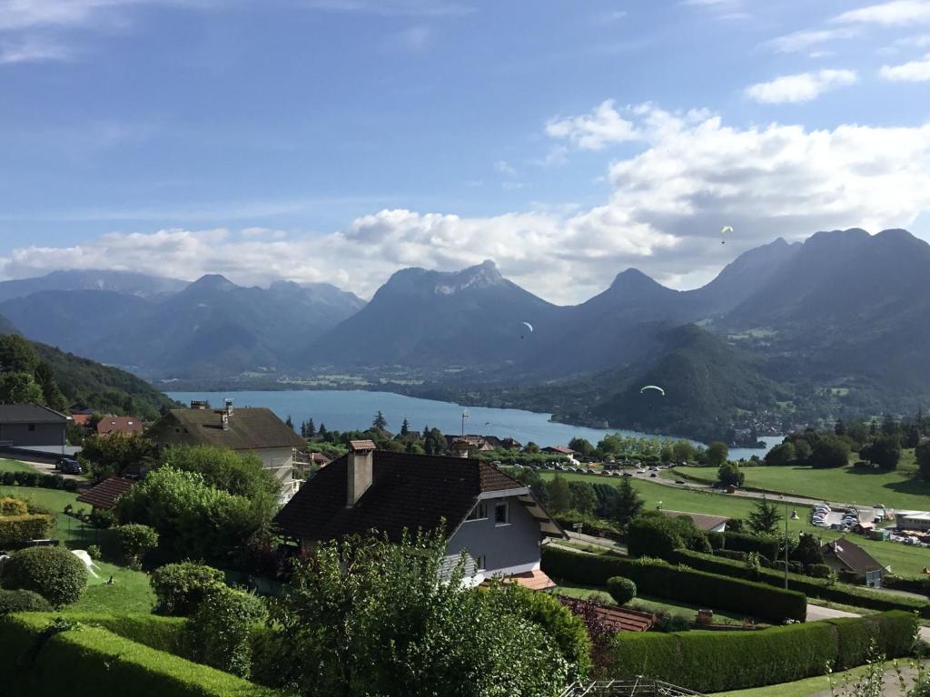 - une vue sur une ville avec un lac et des montagnes dans l'établissement Charmant appartement avec vue lac, à Talloires