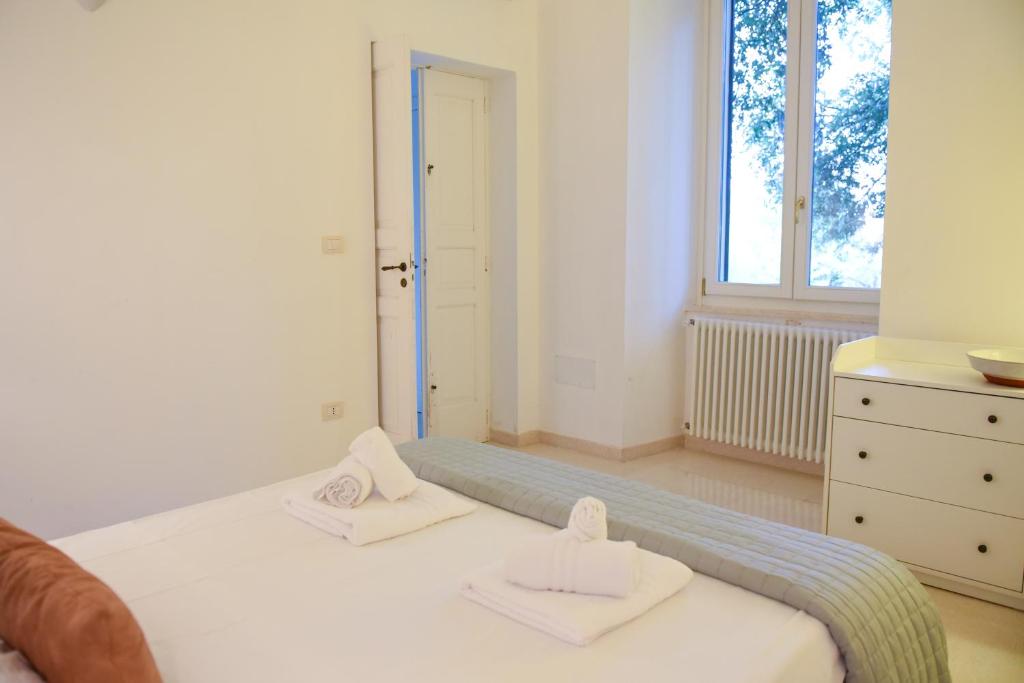 sypialnia z łóżkiem i dwoma ręcznikami na nim w obiekcie Villa Luciana w mieście Martina Franca