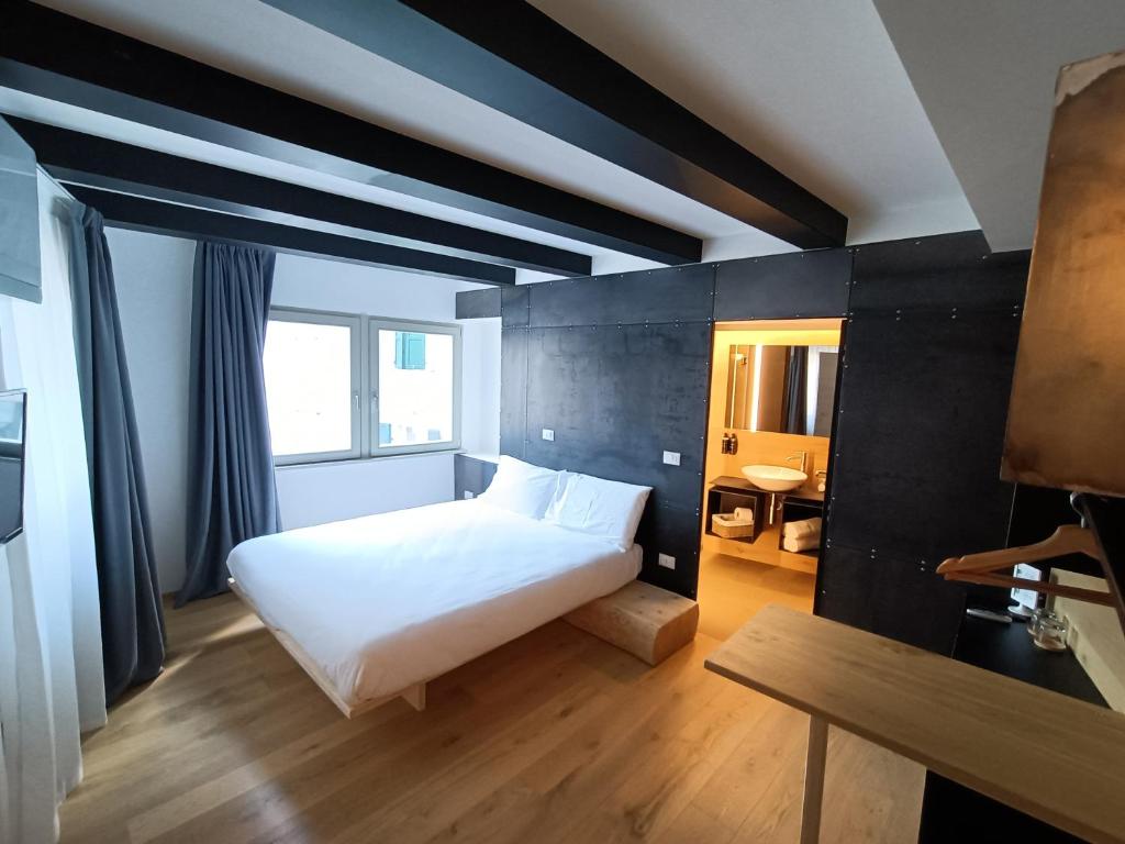 Kama o mga kama sa kuwarto sa Le Meridiane Luxury Rooms In Trento