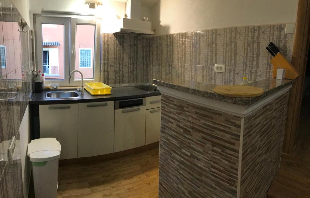 Kuchyňa alebo kuchynka v ubytovaní Apartman Arijana s pogledom na more za 6 osoba