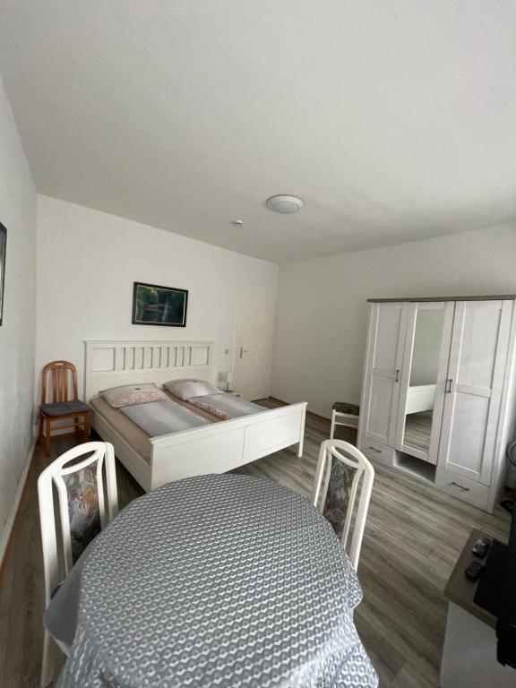 um quarto com uma cama e duas cadeiras em Cottbus - zentrumsnah em Cottbus