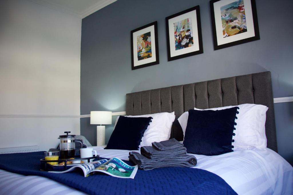 Un dormitorio con una cama con una manta azul. en The Dunes, en Redcar