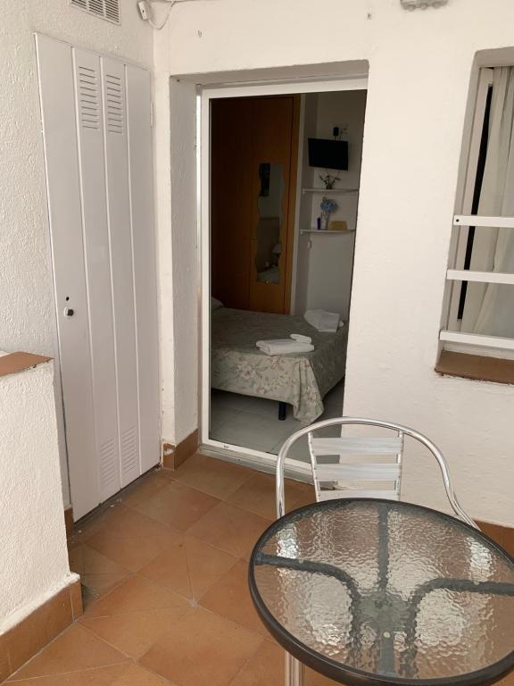 Postel nebo postele na pokoji v ubytování Hostal Alhambra Tarragona