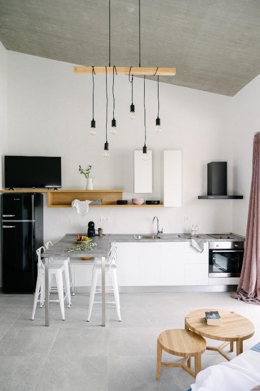 TV a/nebo společenská místnost v ubytování Irissa Suites