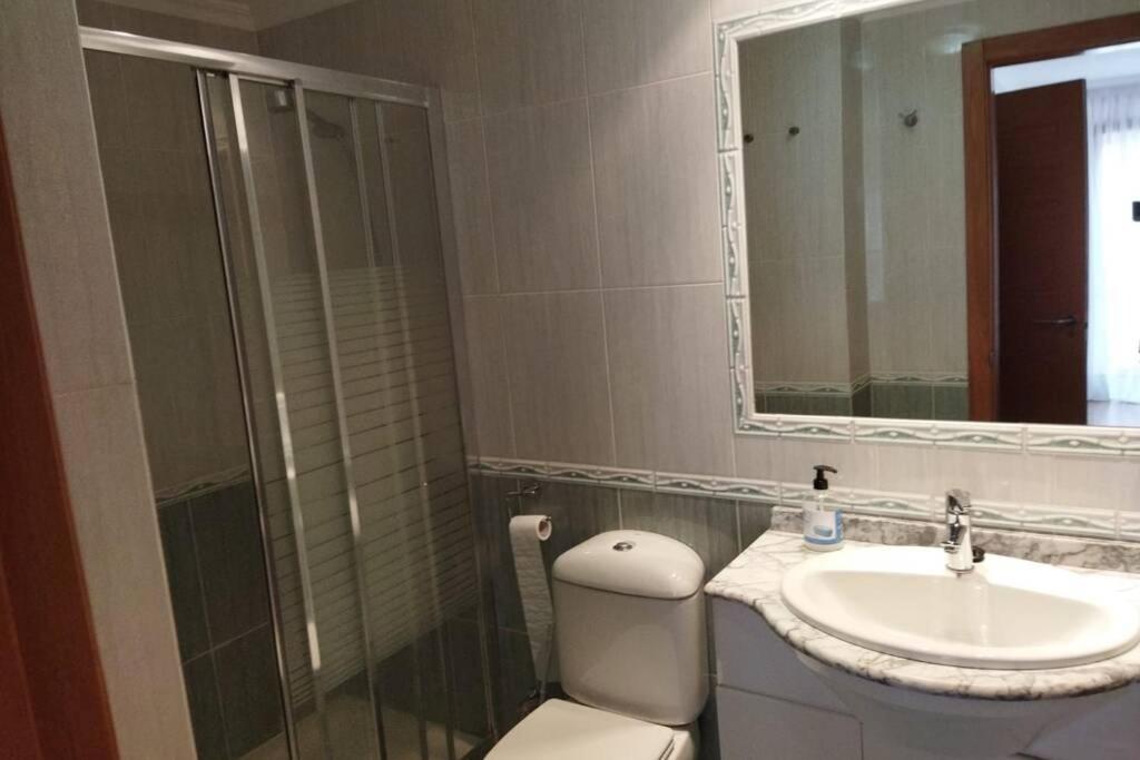 Zdjęcie z galerii obiektu Ático céntrico y funcional con terraza situado frente al Puente de La Toja y al paseo marítimo de O Grove. Ideal para familias o grupos. w mieście O Grove