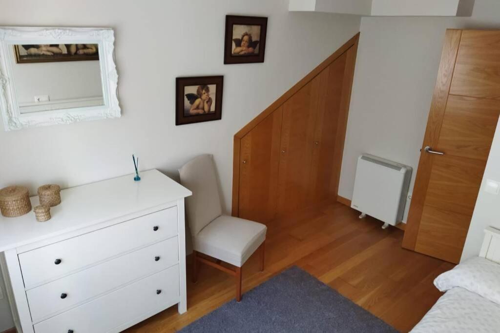 Zdjęcie z galerii obiektu Ático céntrico y funcional con terraza situado frente al Puente de La Toja y al paseo marítimo de O Grove. Ideal para familias o grupos. w mieście O Grove