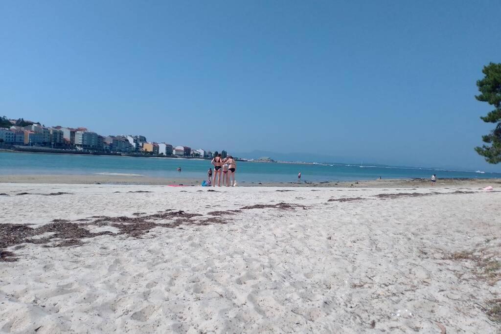 Zdjęcie z galerii obiektu Ático céntrico y funcional con terraza situado frente al Puente de La Toja y al paseo marítimo de O Grove. Ideal para familias o grupos. w mieście O Grove