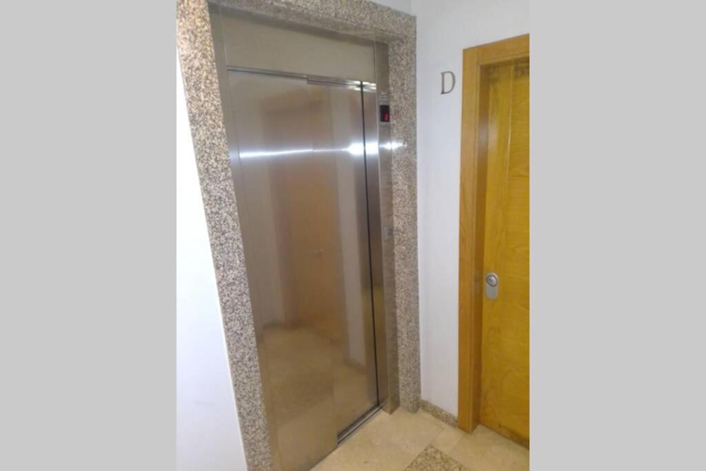 Zdjęcie z galerii obiektu Ático céntrico y funcional con terraza situado frente al Puente de La Toja y al paseo marítimo de O Grove. Ideal para familias o grupos. w mieście O Grove