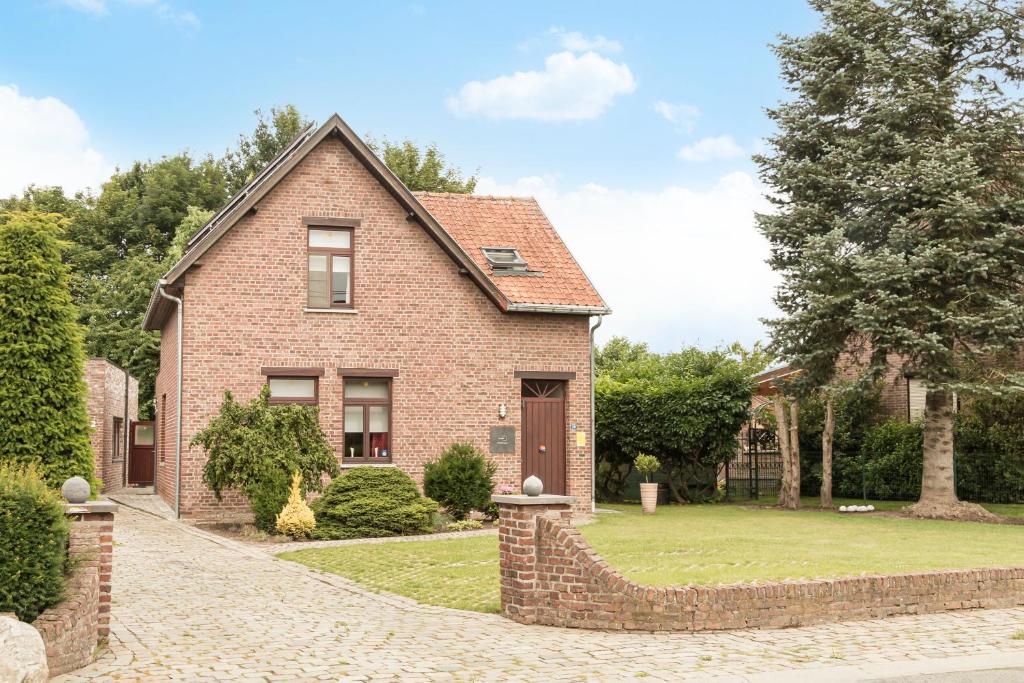 une maison en briques avec une allée en briques dans l'établissement Vakantiewoning Het Oude Laer, à Bilzen