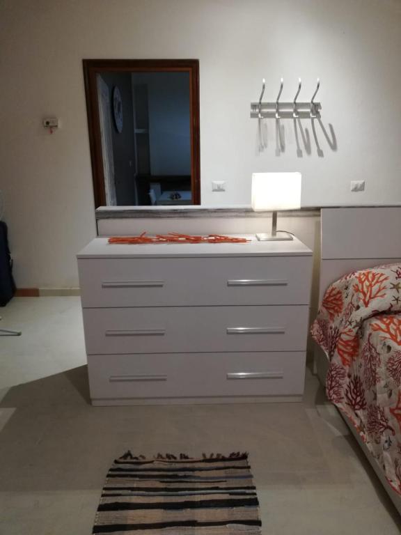 A bed or beds in a room at APPARTAMENTO CORALLO with PRIVATE GARDEN