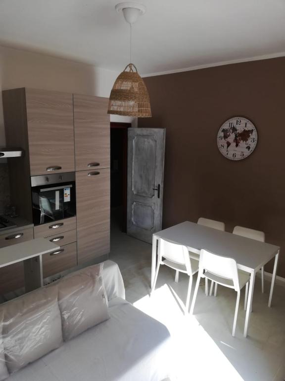 A kitchen or kitchenette at APPARTAMENTO CORALLO with PRIVATE GARDEN