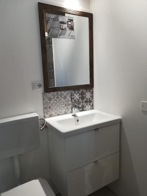 A bathroom at APPARTAMENTO CORALLO with PRIVATE GARDEN