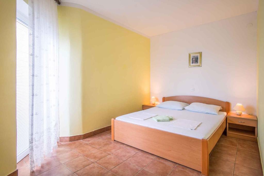Postel nebo postele na pokoji v ubytování Apartments in Krk/Insel Krk 26807