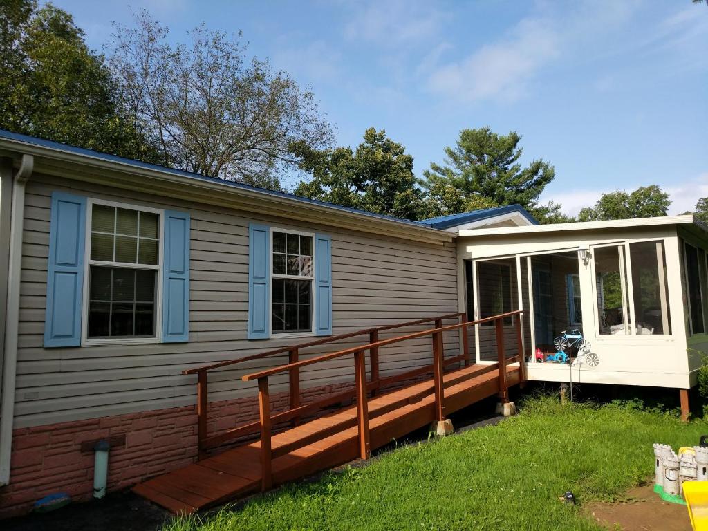 Ein Haus mit einer großen Terrasse und einer Veranda in der Unterkunft Thomas Holiday Home in Clearfield