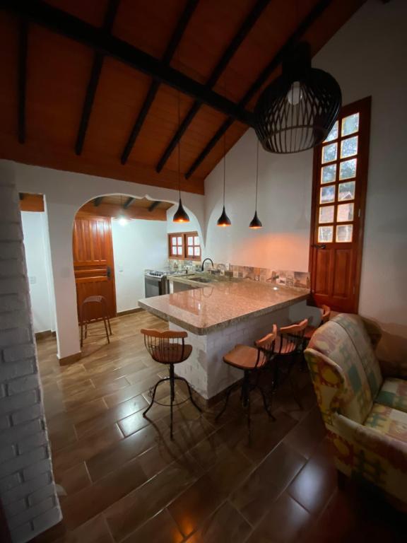 - une cuisine avec une grande île au milieu d'une pièce dans l'établissement Chalé Vale das Minas Gerais, à Camanducaia