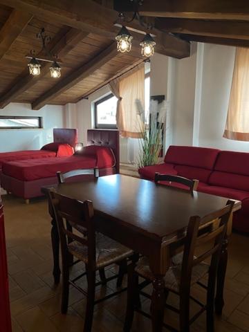 a living room with a table and a couch at Residence Garibaldi bilocale e monolocale in centro a Foligno terzo e quarto piano in Foligno