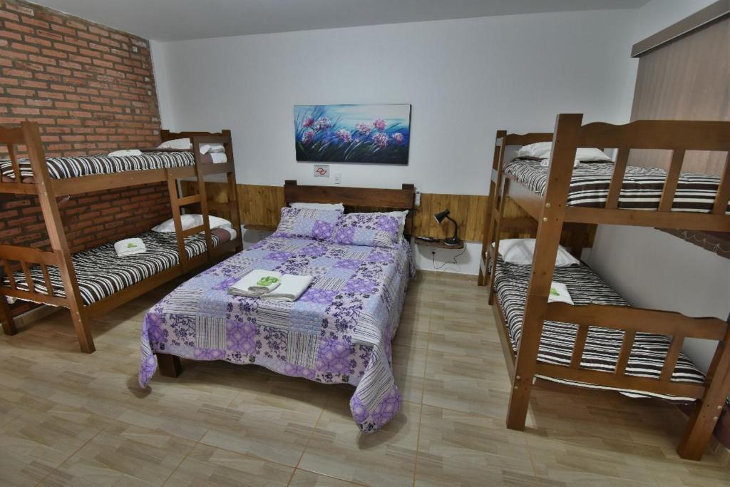 Hotel Chalés Cachoeira 3 Quedas - Salle Familiale Avec Balcon