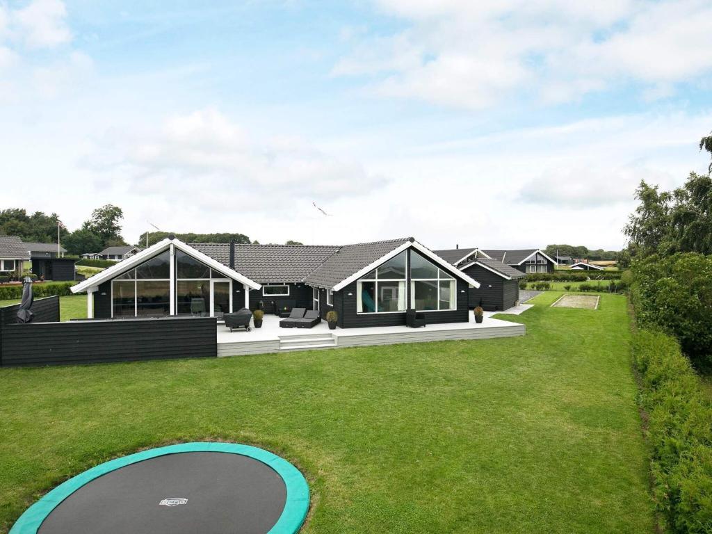 una casa con piscina en medio de un patio en 14 person holiday home in Faaborg, en Bøjden