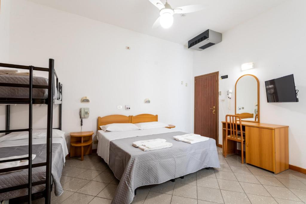 una camera con 2 letti e un letto a castello di Hotel Rosalba a San Mauro a Mare