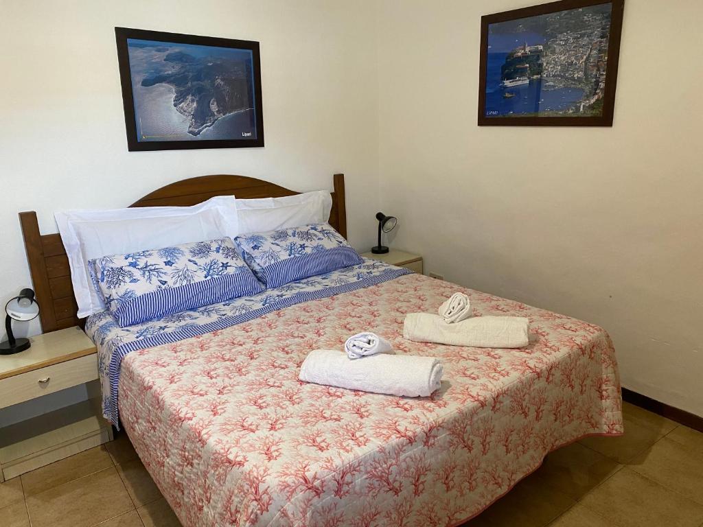 Кровать или кровати в номере Lipari Centro Storico Flat 7 mins from port