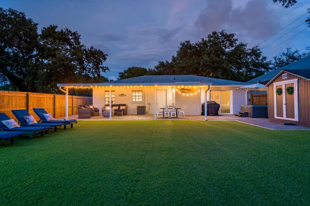 a backyard with a lawn and a house at The Mahi on Madison in Clearwater