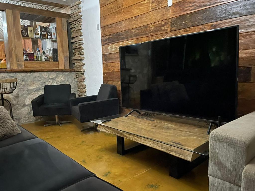 Casa contemporânea com piscina em Tiradentes - Housity