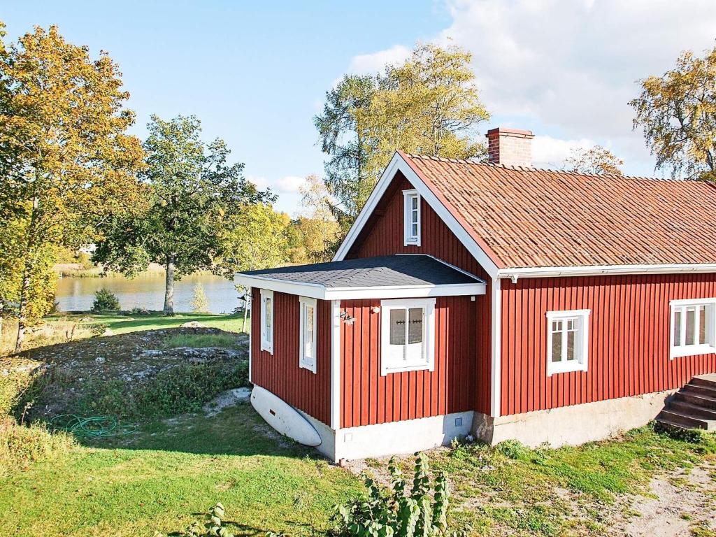 una casa roja con techo rojo en 6 person holiday home in ESKILSTUNA en Eskilstuna