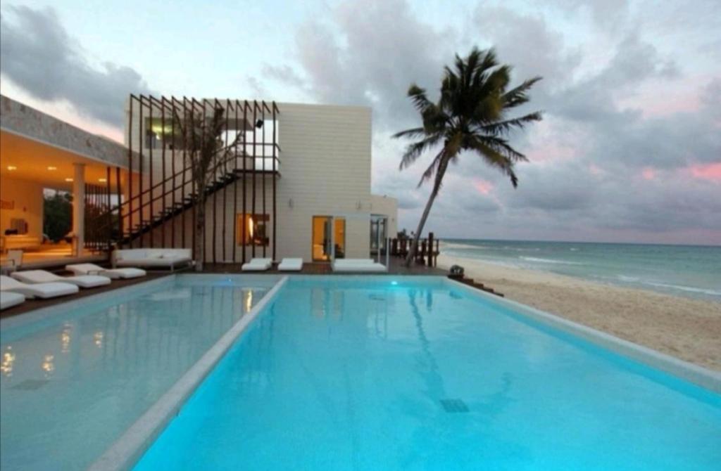 - une grande piscine à côté de la plage dans l'établissement CondoHotel En Riviera Maya, Playa del Carmen, à Playa del Carmen