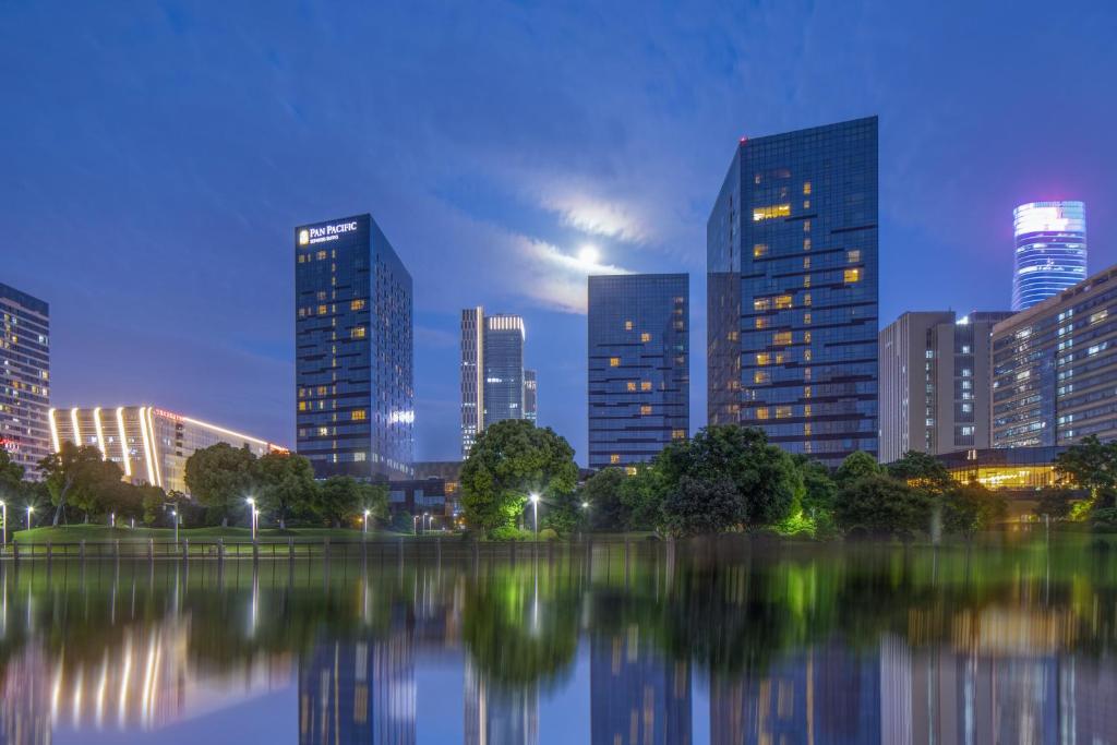 een skyline van de stad met hoge gebouwen en een waterlichaam bij Pan Pacific Serviced Suites Ningbo in Ningbo