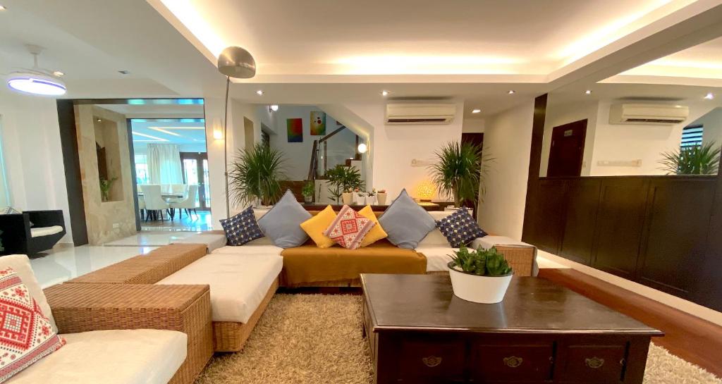 Posezení v ubytování 12Haven Stunning Seaside Luxury Villa PD with Kids Pool
