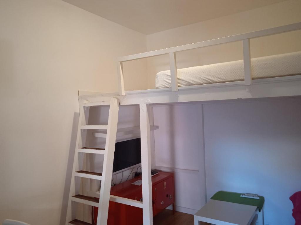 Łóżko lub łóżka piętrowe w pokoju w obiekcie IULM house