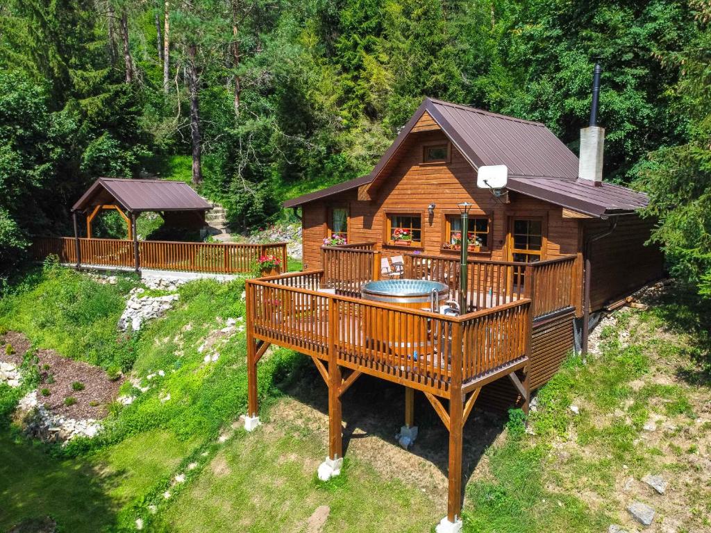 Zahrada ubytování SOVIA WELLNESS CHATA s jacuzzi kaďou a saunou, Čingov