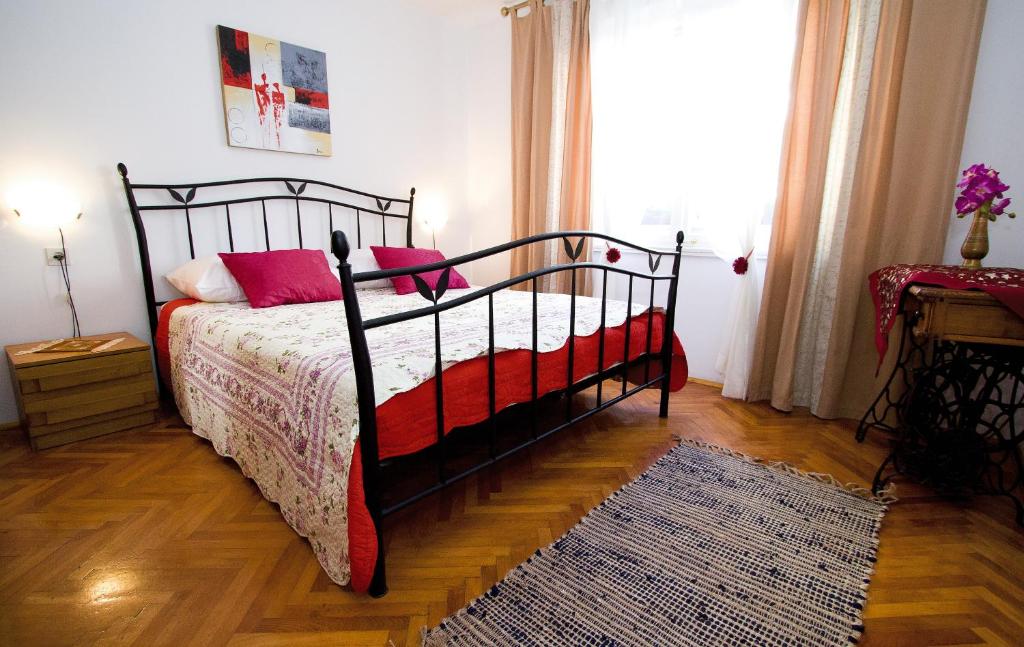 Posteľ alebo postele v izbe v ubytovaní Apartments Crvena Orhideja