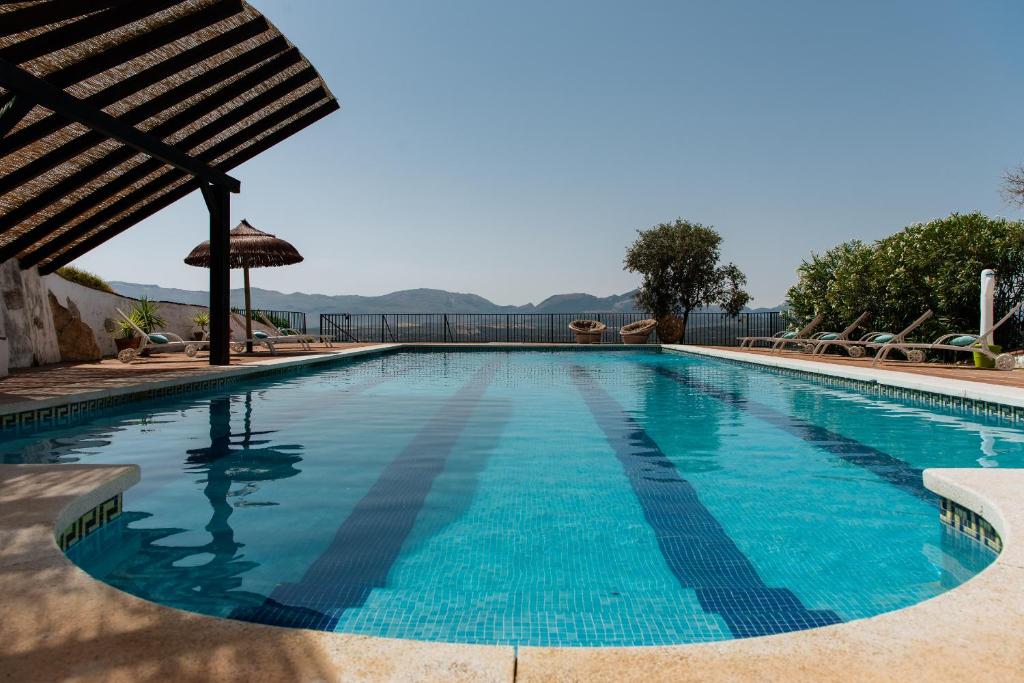 una gran piscina de agua azul en Finca El Almendrillo en Iznájar