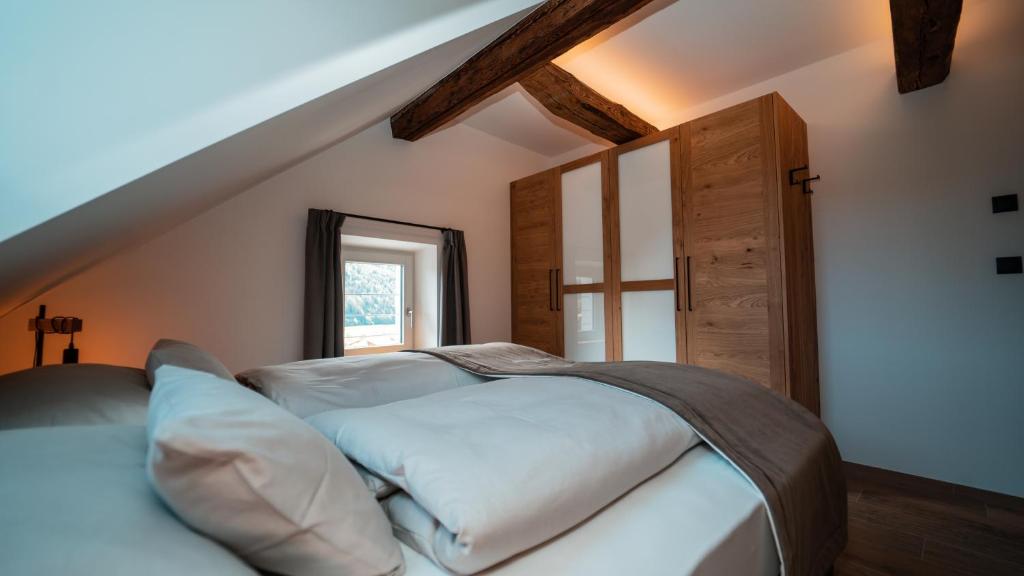 Postel nebo postele na pokoji v ubytování Apartments, Guest House & historic Chalet Neuhaus