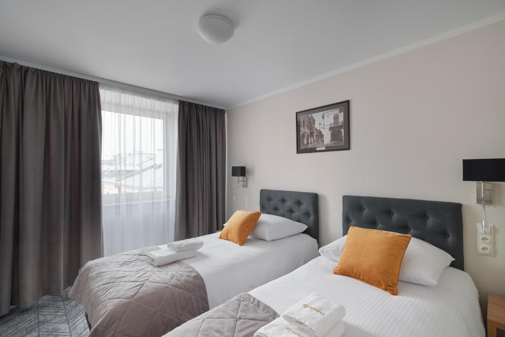 Ein Bett oder Betten in einem Zimmer der Unterkunft Hotel Renesans