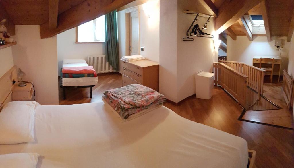 モルヴェーノにあるcasa LUCIANERのベッドルーム1室(白い大型ベッド1台付)