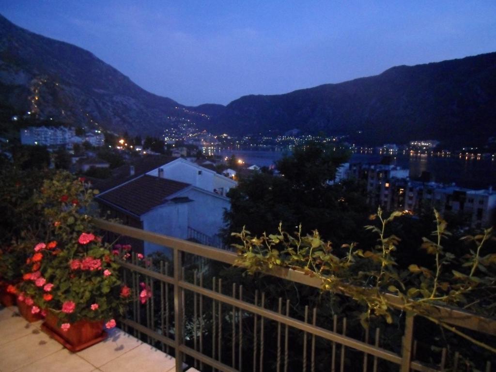 - une vue sur la ville depuis le balcon la nuit dans l'établissement Apartment Aki, à Kotor