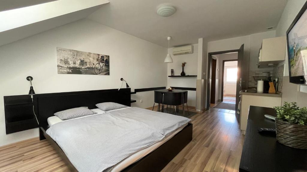 Posteľ alebo postele v izbe v ubytovaní Benevia Apartments