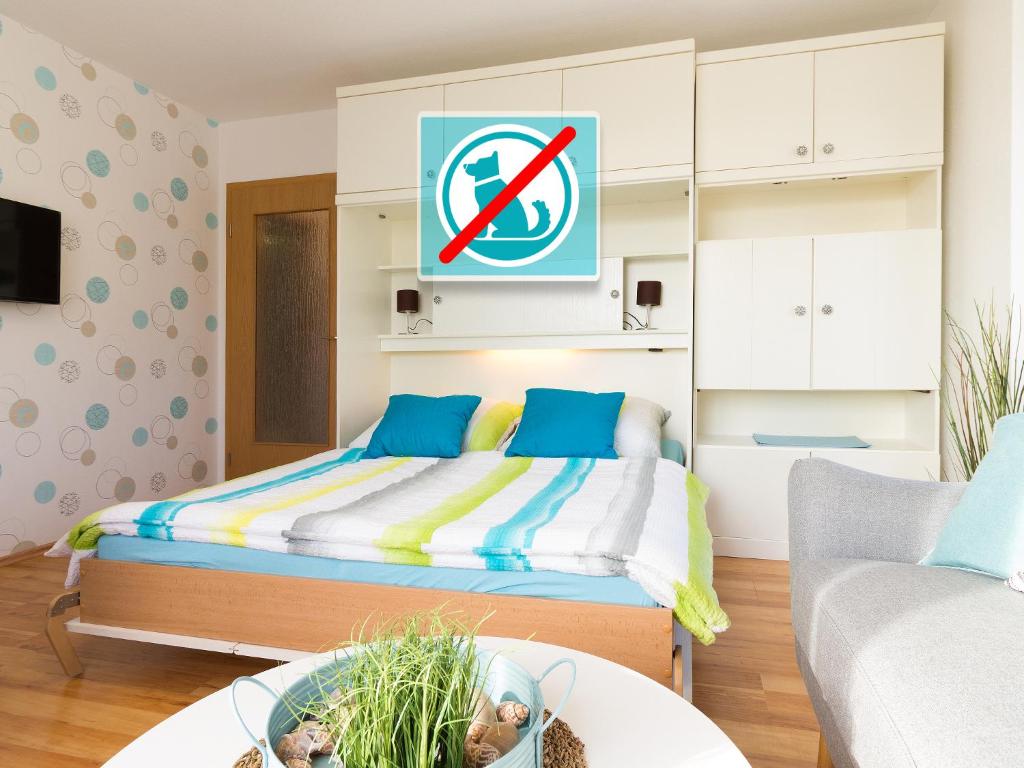 - une chambre avec un lit et un panneau non-fumeurs dans l'établissement CuxDuHier, à Cuxhaven