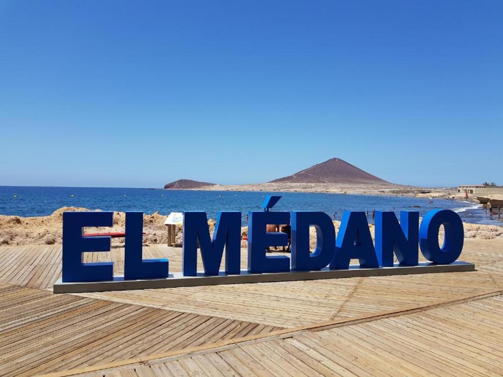 Ein Schild, auf dem El mejo am Strand steht. in der Unterkunft Apartamento El Medano Marineda Loft in El Médano