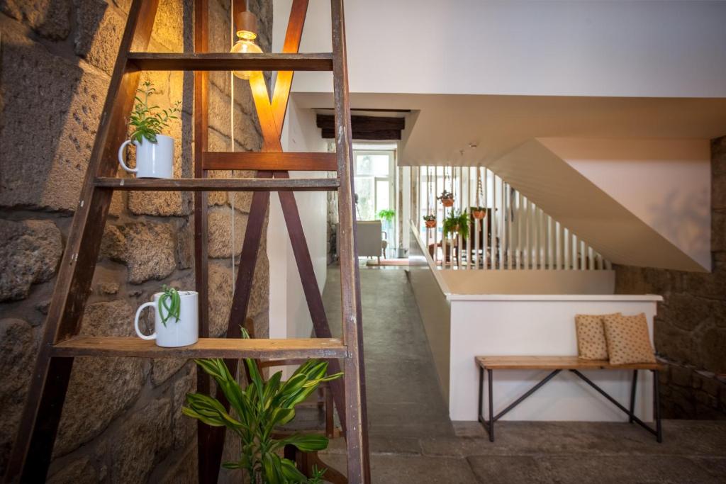 um quarto com uma escada e uma escada em Being Porto Hostel em Porto
